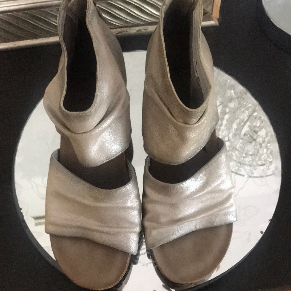 OTBT Women's Metallic Sandals